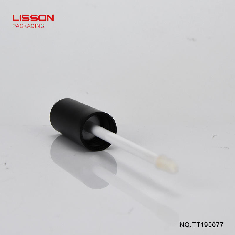D19 customized lip gloss tube with plug type applicator